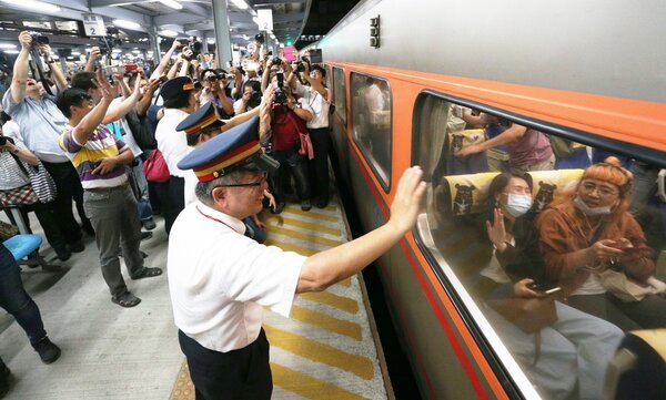13日晚間10時27分台鐵高雄火車站平面鐵道最後一列火車開出，14日起即展開地下化時代。記者劉學聖／攝影 