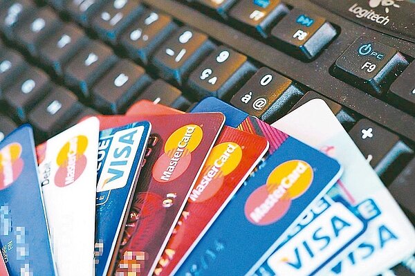 黃姓男子10年前拿信用卡刷卡消費沒還銀行錢,銀行委託催收公司告上法院要討回本金加利息和違約金共19萬多元。 本報系資料庫