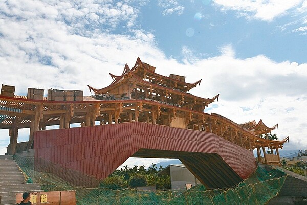 集集鎮武昌宮泰順廊橋昨天上梁,這是大陸溫州泰順廊橋首度在大陸地區以外興建,優美特殊的橋梁構造,成為南投觀光新亮點。 圖/南投縣政府提供