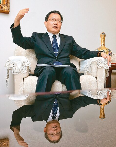 財政部長蘇建榮分析美中貿易戰對台灣的影響，並提醒要留意系統性金融風暴是否捲土重來。 記者鄭清元／攝影