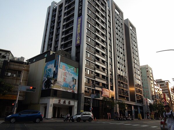 吸引看好高雄車站附近的購屋買氣,熱門交易的路段像七賢二路,近車站周邊新屋供給有增加的趨勢。 記者謝梅芬/攝影