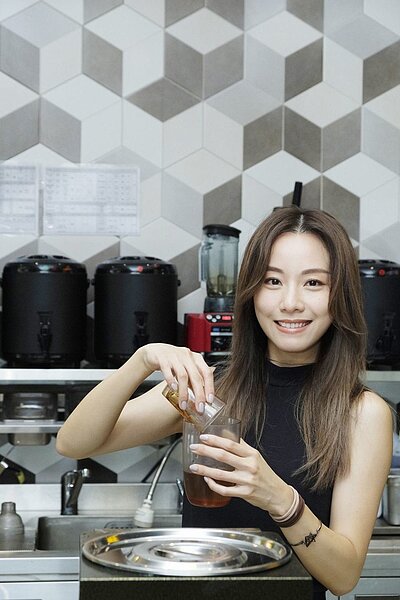 鄧麗欣示範調製飲品。圖/地球人品牌行銷有限公司提供