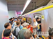 高雄鐵路地下化　上萬人擠爆