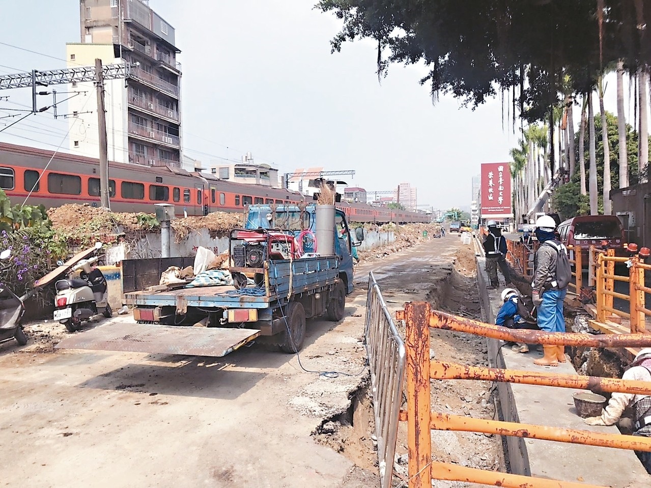 台南東區榮譽街也正在清除雜物準備開挖，安裝連續壁。 記者綦守鈺／攝影