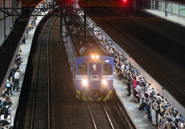 台鐵高雄火車站地面車站月台最後一夜，吸引上千人前往拍照、攝影留作紀念。 記者劉學聖／攝影