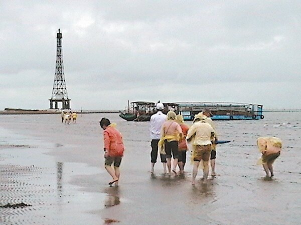 政院海委會接管外傘頂洲,擺脫三不管命運,圖為大批遊客登洲觀賞的場景 。 記者魯永明/翻攝