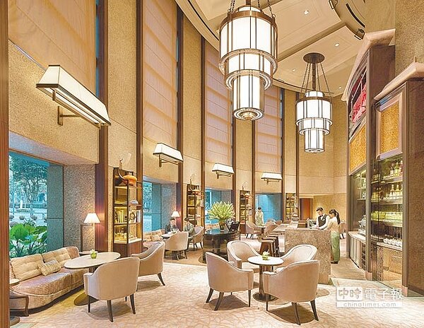 香格里拉台北遠東國際大飯店改裝後,新設大廳茶軒讓旅客休息談天。(香格里拉台北遠東飯店提供)