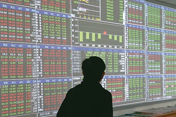 台股今天面臨新台幣持續匯出及外資調節,仍浮現修正壓力,權值電子股台積電跌逾2%,大盤一度重挫超過140點,回測9900點關卡。 記者蘇健忠/攝影