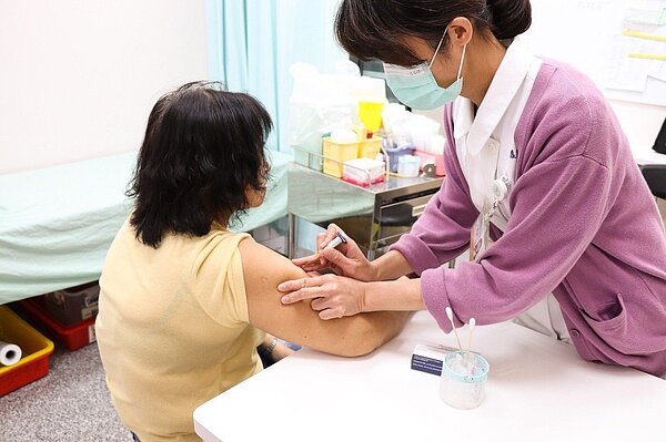近日天氣轉涼，日夜溫差大，進入秋冬，流行性感冒蠢蠢欲動。醫師建議，今年流感疫苗與去年不同，建議要施打。圖／東元醫院提供