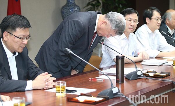 經濟部長沈榮津（左二）上午為日前鼻孔發電失言一事，鞠躬致歉。記者陳正興／攝影