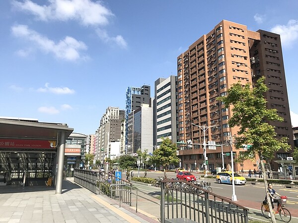 一般以為預算二、三千萬,多數會選擇北市購屋,也能買到不錯房子,但實價統計顯示,近一年大台北成交總價2,000萬到2,500萬的住宅,近五成在新北蛋黃區,13%在新北蛋白區。北市僅占四成,且以郊區居多。記者游智文/攝影