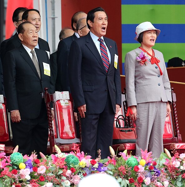 前總統馬英九(中)參加國慶典禮,開口大唱國歌,右為立法院長蘇嘉全夫人洪恆珠。 圖/聯合報系資料照片