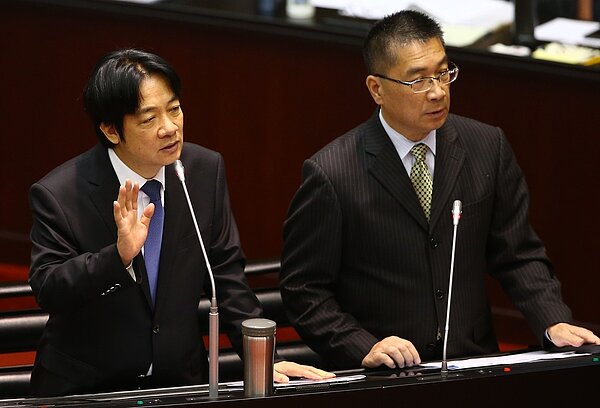 閒置校舍轉社福空間耗時3年,行政院長賴清德(左)認為比他想像的更久,內政部長徐國勇(右)表示,將要求簡化程序。記者曾學仁/攝影