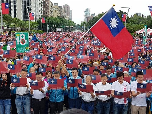 台北市長柯文哲出席北市府國慶升旗典禮唱國歌。 圖/聯合報系資料照片