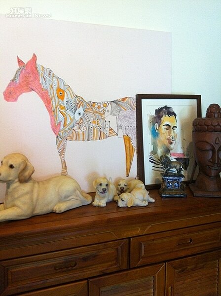 郭彥甫很愛畫畫，家裡牆上裝飾少不了自己的畫作(好房資料中心)