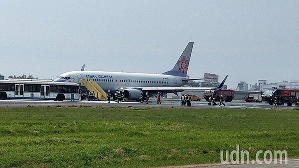 一架華航班機降後高雄機場後爆胎。記者劉學聖／攝影 