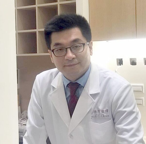 精神科醫師簡佳璋提醒 ,情緒易受政治話題波動的選民,選舉期間盡量少接觸選聞。記者王昭月/翻攝