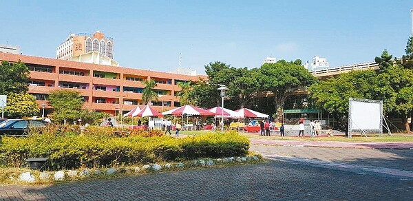 台南市主要觀光景點赤崁文化園區改造工程昨天在成功國小內動土,學校內都已搬空。 記者修瑞瑩/攝影