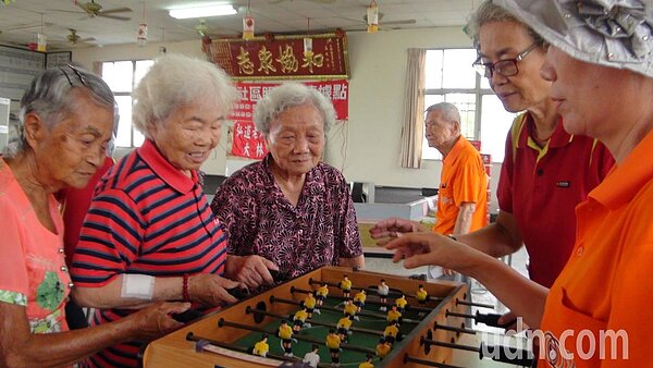 需要眼手協調的手動足球。記者謝恩得/攝影