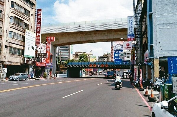 台中市區道路已有陸橋聯絡鐵路兩側,但鐵路立體化為跨越現有陸橋,建出12米高架。 圖/淡江大學運管系教授張勝雄提供