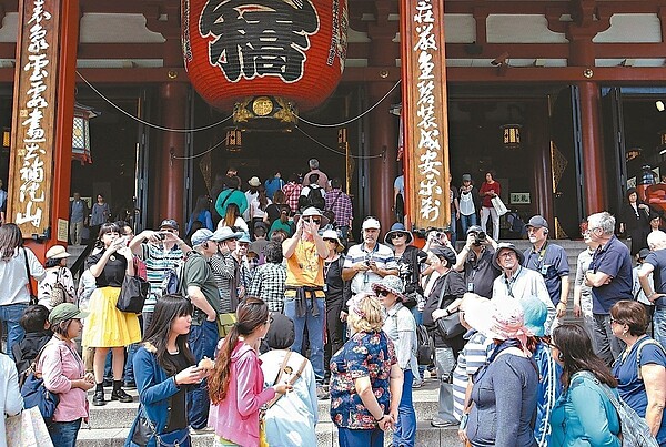 9月赴日觀光客人數近六年來首度下滑。 (美聯社)