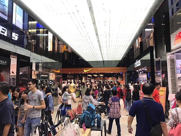 桃園市各大百貨、購物中心周年慶開打爭奪全桃園超過50億元消費市場,圖為大江購物中心周年慶吸引人潮熱鬧。圖/大江購物中心提供