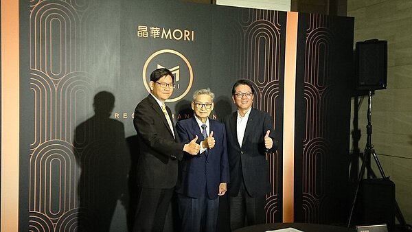 丹棠機構耗費時間長達10年完成的「晶華MORI」,都更過程中,沒有暴力、爭議,透過充分與地主溝通、取得住戶信任,讓該案圓滿完成。中為都市更新研究發展基金會董事長暨前經建會副主委、前營建署長、前環保署長、丹棠機構董事長張隆盛,左為都市更新研究發展基金會執行長暨丹棠機構執行長丁致成,右為傳真實業董事長王明成。陳美玲/攝影