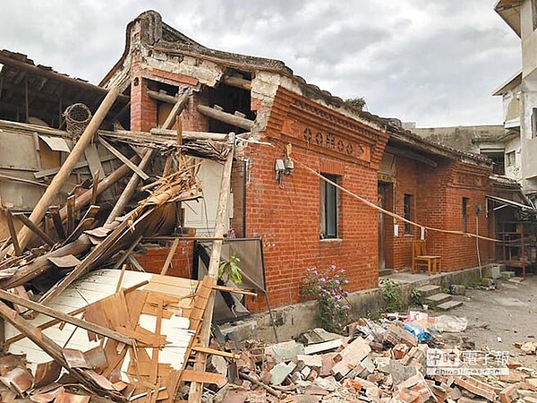 北市洲美街51巷16號建物為暫定古蹟,卻遭施工廠商拆除,居民氣得大罵太扯。(郭琬琤提供)