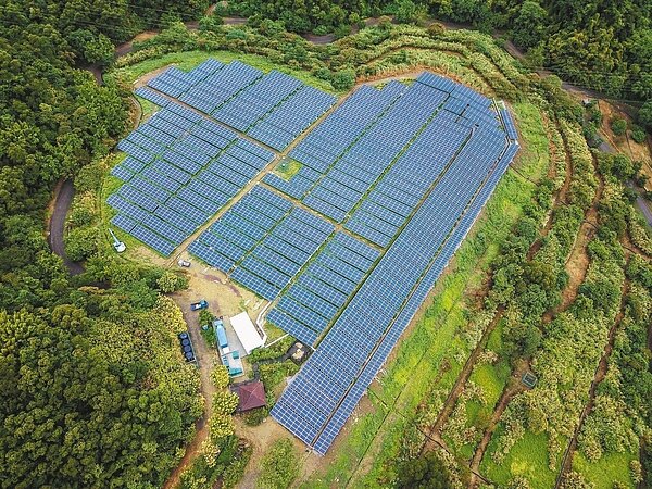 新北市經發局在三峽「碳中和樂園」設置2公頃太陽光電發電場域「新北森之光」,昨天啟用。容量近200萬瓦,相當520戶1年用電量。 圖/新北市經發局提供