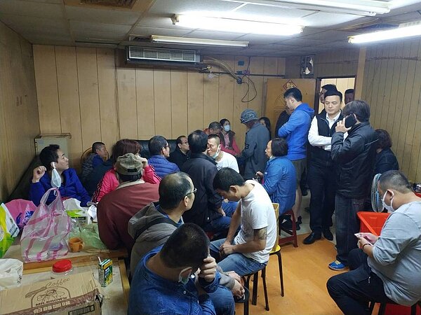 警方今天凌晨持搜索票在三重區某鐵皮屋查獲天九牌賭場。記者林昭彰／翻攝