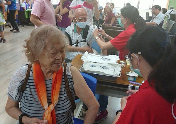 高雄市衛生局統計,對公費流感疫苗接受度較高的為65歲以上高齡族群和在學學生,但50至64歲也是高風險族群,施打率卻僅2成。圖/本報資料照片