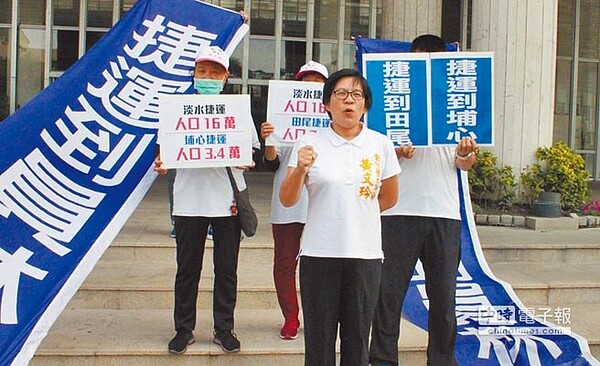 彰化縣長參選人黃文玲質疑捷運政見膨風，疾呼不要躲在旗幟背後。（吳敏菁攝）
