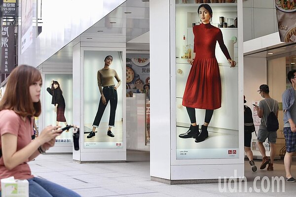 台北東區櫥窗及海報都已換季,不過氣象達人彭啟明說下周北台灣民眾可能又要穿幾天短袖。聯合報系資料照/記者林伯東攝影