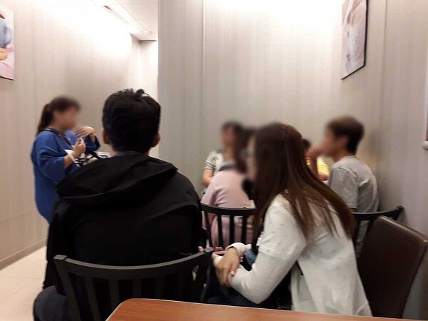 網友遇到有人在超商座位區徵人。圖/擷自臉書「爆怨公社」