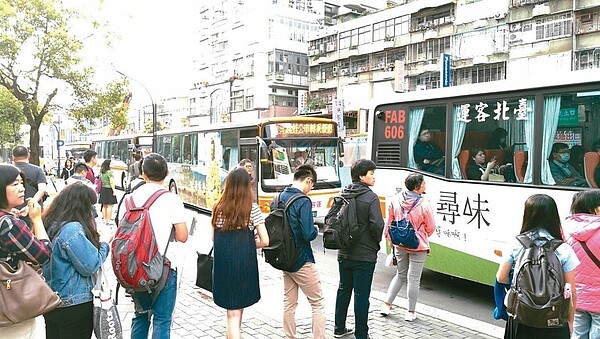 跨雙北公車目前共116條，包括跳蛙公車22條、快速公車18條、一般公車76條。 圖／新北市交通局提供