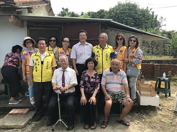 山上區公所媒合國際獅子會300D-1區第九專區第18分區,為區內18戶弱勢老人進行居家浴廁修繕。圖/山上區公所提供