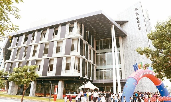 台塑企業認養興建的永在食安大樓,昨天舉行落成暨捐交典禮。 圖/嘉義縣府提供