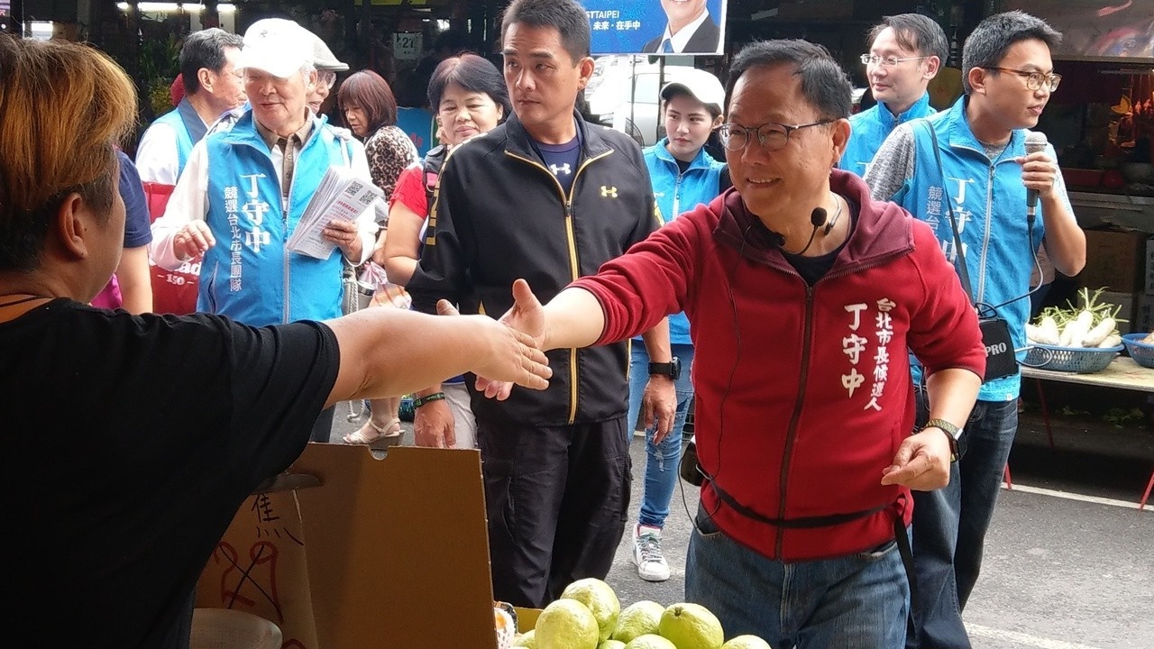 國民黨台北市長參選人丁守中上午至社子市場拜票。 記者楊正海／攝影