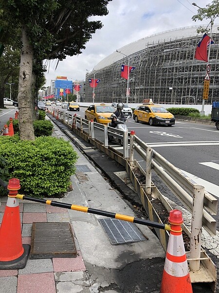 台北市議員王鴻薇今天上午召開記者會指，台北市近來街頭，隨處可見人行道正在施工，選前短短3個月，人行道整修總計68件，施工比例佔全年度的59.12%，痛批台北市簡直成了一個大型工地。圖／台北市議員王鴻維研究室提供