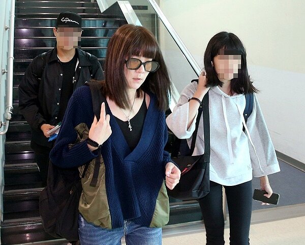 音樂人袁惟仁在上海跌倒受傷,前妻陸元琪(中)帶著兩個孩子,十八日上午搭乘長榮航空公司班機趕往上海看爸爸。記者陳嘉寧/攝影