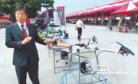 雲林國際農機展20日正式登場，台灣農機公會理事長林永富介紹台灣自行研發的GPS定位無人機噴灑農藥，用手機就能搞定繁重農務。（許素惠攝）