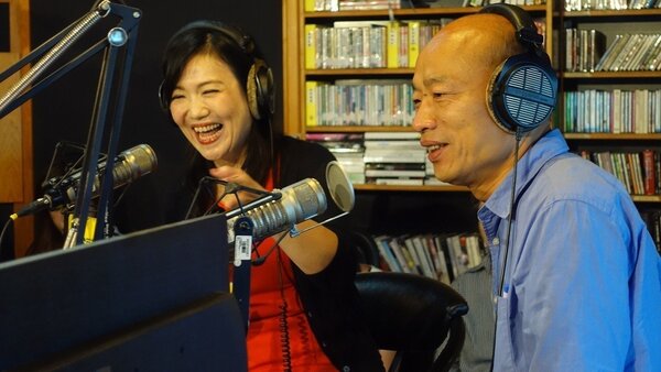 國民黨高雄市長候選人韓國瑜（右）昨天接受Kiss Radio節目專訪。 記者劉星君／攝影