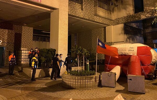 桃園梁姓男子砍下老母親頭顱，從十二樓丟到樓下，警方封鎖現場採證。 記者鄭國樑／翻攝
