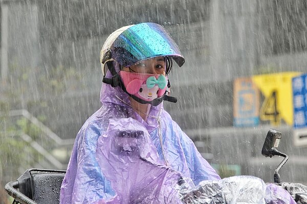 今天會有一波華南水氣通過,各地降雨機率提高,北部、東半部地區及中南部山區有局部短暫雨,中南部平地也有零星降雨的情形,降雨區域較廣。聯合報系資料照