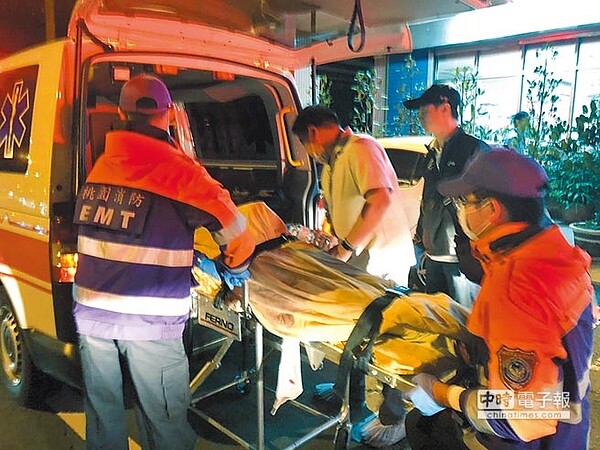 梁姓男子砍死母親後，遭警方強制送醫，仍不斷喊「砍死她」。（呂筱蟬攝）