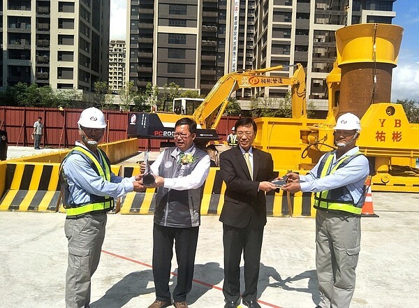 桃園市長鄭文燦(左二)、交通部次長張政源(右二)日前啟動桃園捷運綠線GC01標高架段土建工程機具正式開工。 記者曾增勳/攝影