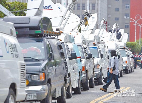 在綠委要求下,NCC將在2個月內,訂定「新聞查證SOP」,提供廣電業者修訂自律規範的參考,圖為各家電子媒體SNG衛星轉播車一字排開。(本報資料照片)