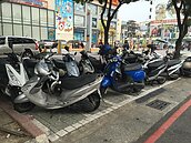 駕照用雞腿換的？三寶花式亂停車　政府竟攤手這麼說...