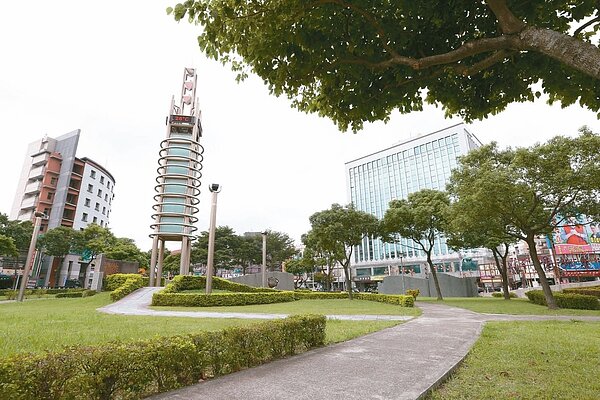 桃園三民路三段、介壽路口的陽明公園周遭,鬧中取靜、環境清幽。 記者邱德祥/攝影