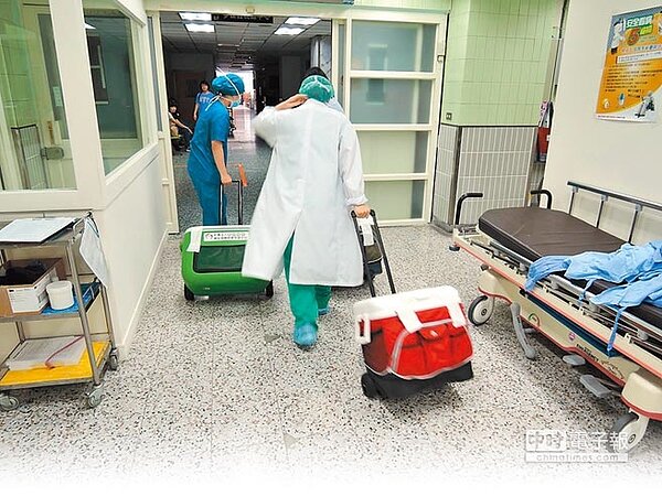 活體腎臟捐贈將鬆綁,未來非5等親家屬配對成功,也可以「一腎換一腎」,新制最快明年1月上路。圖為慈濟醫院器官移植小組完成摘取任務。(衛福部花蓮醫院提供)